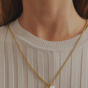 Pearl Letter R Necklace